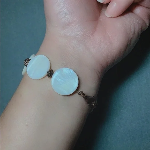 Natural Oyster shell gemstone bracelet - Picture 2 of 2